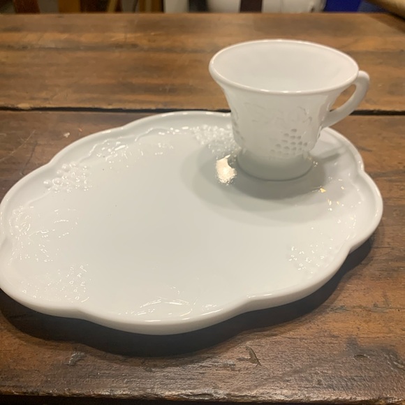 60’s INDIANA COLONY WHITE MILK GLASS HARVEST GRAPES LUNCHEON SET/SNACK SET - Picture 2 of 13